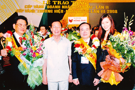 Bác sĩ Nguyễn Xuân Cương nhận Cúp vàng