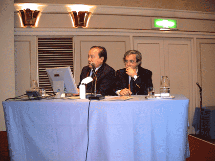 GS, TS Nguyễn Xuân Cương và GS Angelo Rebello đang chủ tọa tại hội nghị quốc tế ở Nhật Bản năm 2005