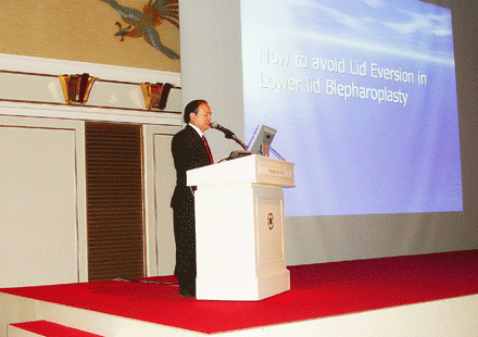 GS, TS Nguyễn Xuân Cương đang diễn giảng tại Nhật Bản năm 2006