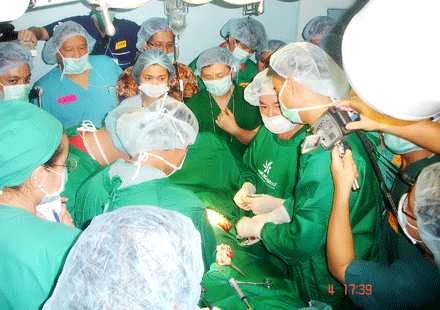 GS, TS Nguyễn Xuân Cương đang mổ biểu diễn kỹ thuật nâng ngực tại hội nghị phẩu thuật thẩm mỹ quốc t