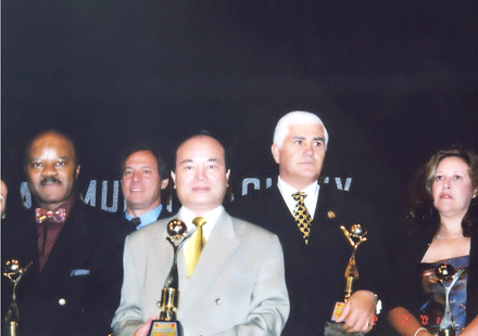 GS, TS Nguyễn Xuân Cương lãnh cúp World Leader of Cosmetic Surgery cùng các GS giải phẫu hàng đầu