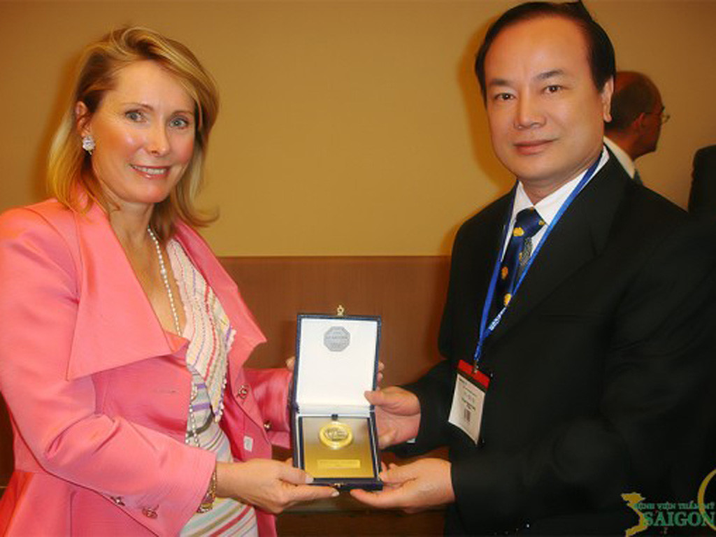 BS Beatrice (Chủ tịch hội PTTM Pháp) trao kỷ niệm chương hội viên danh dự - hội PTTM Pháp cho BS Ngu