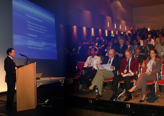 GS, TS Nguyễn Xuân Cương đang trình diễn kỹ thuật tạo má lúm đồng tiền tại Hội nghị Quốc tế tổ chức